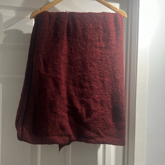 Burgendy red knit long scarf - Picture 4 of 5